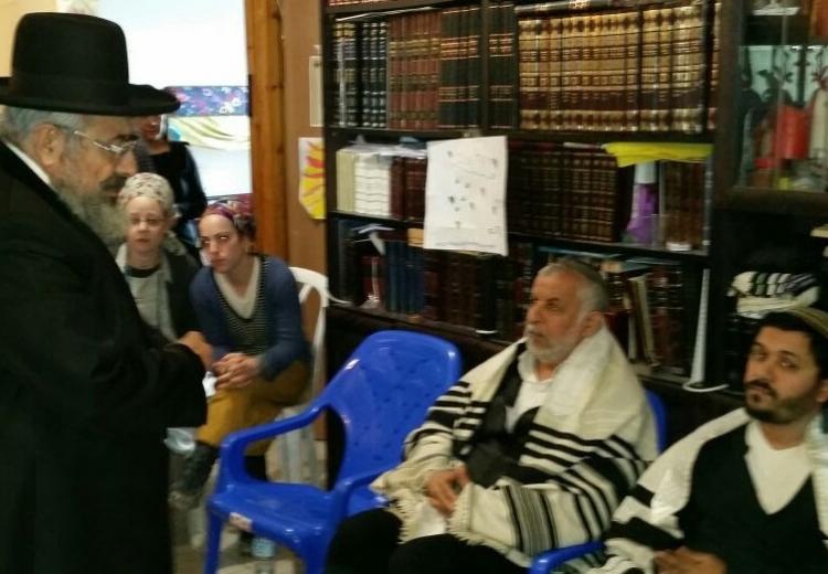 הרב רצון ערוסי בדברי ניחום אצל משפחת רזיאל שבח ע”ה הי"ד