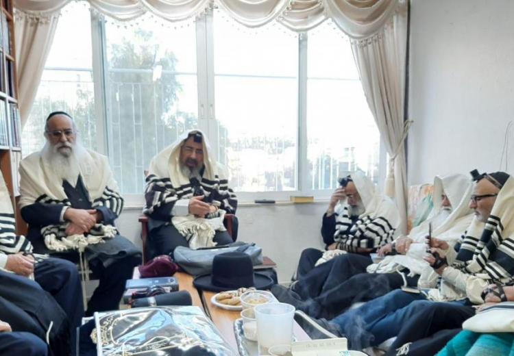 מדוע נוהגים המנחמים אבלים לישב ע"ג כסאות בניגוד לגמרא והלכה מפורשת ברמב"ם ובטור?