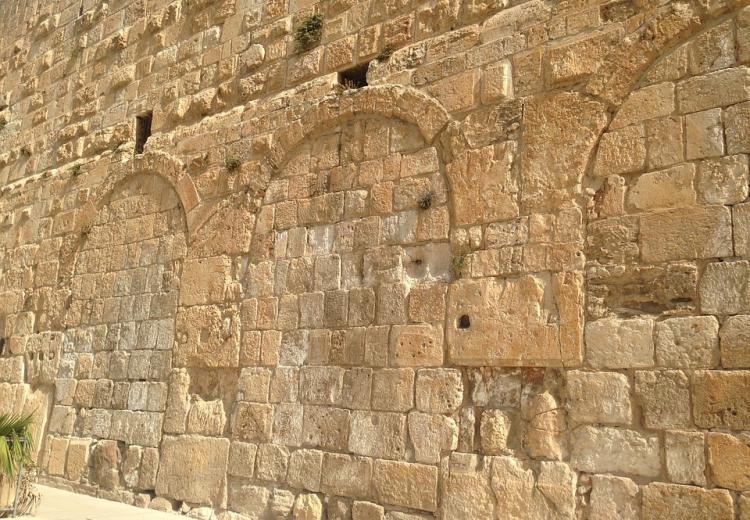 כעומק החרטה של כנסת ישראל הנוהמת כיונה כן מצטמצם כביכול החרון האלוהי