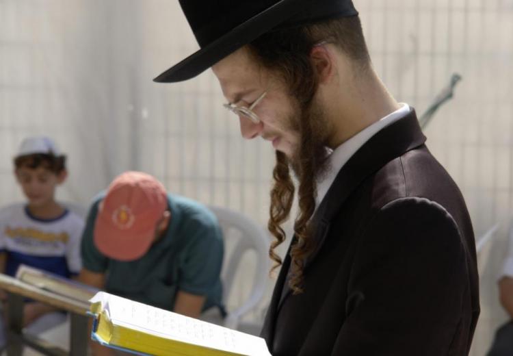 האם רשאים לסלסל פאות בשבת?