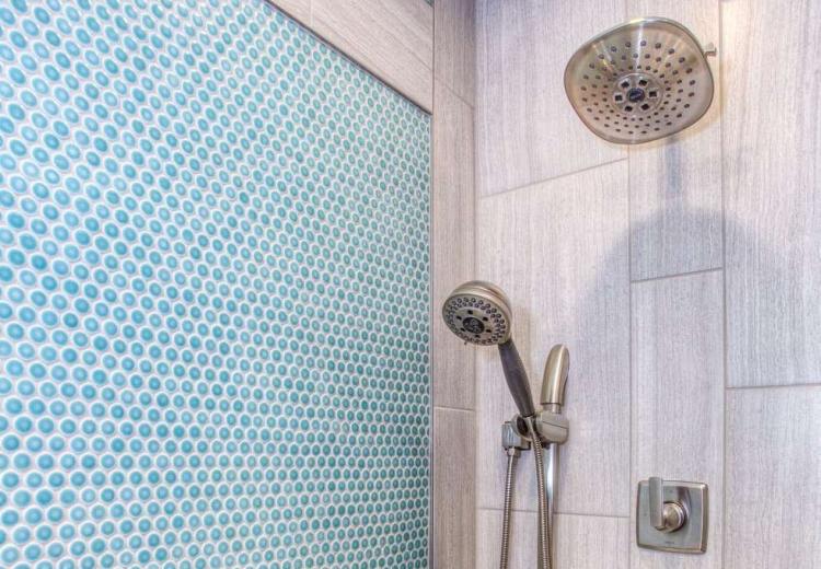 אמירת "שלום" במרחץ איש לחברו, היש בסיס לאסור?