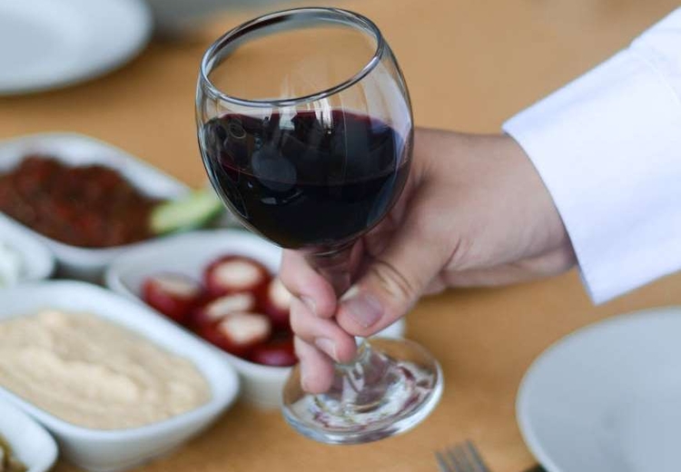 האם מותר לטעום טרם ההבדלה מכוס של ברכה (ברהמ"ז, ברכת הנישואין)?