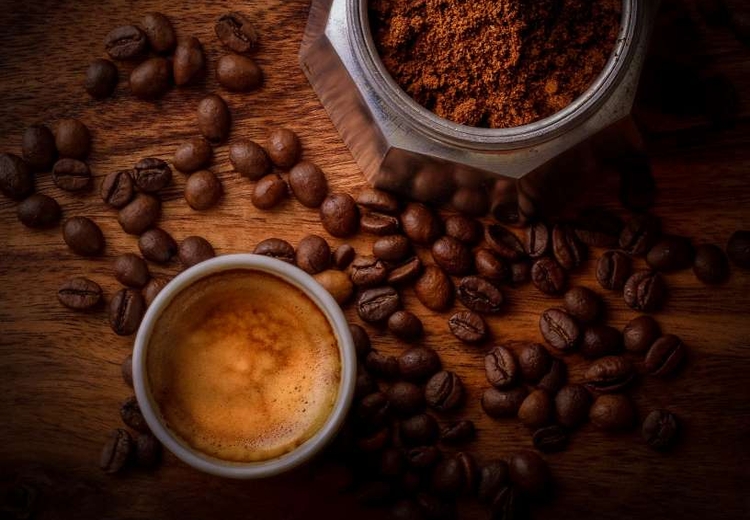 האם מותר לשתות קפה שנטחן מפולי קפה שעברו בקיבה של בעל חיים טמא?