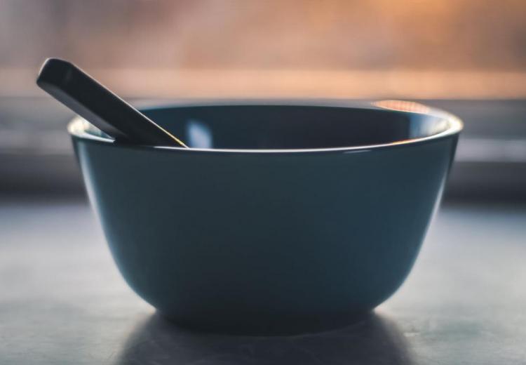 הישנה חובה להטביל כלי שיוצר ע"י גוי לאחר שהתרוקן מהמזון שאוחסן בו?