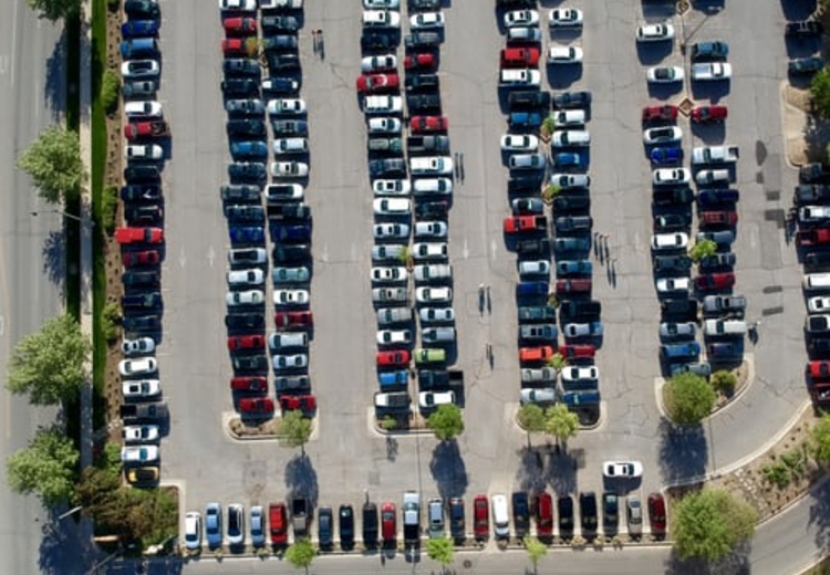 רכב חסם החניה שלו, האם רשאי לפנות הרכב החוסם או אפילו לסנדל אותו?