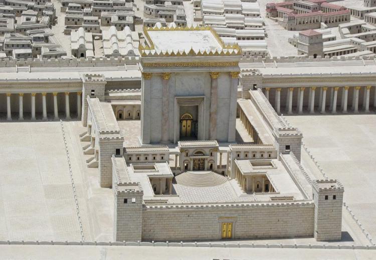 ועשו לי מקדש...' הקב"ה מצמצם כביכול שכינתו כדי שהאדם יוכל להתחבר אליו באמצעות המקדש