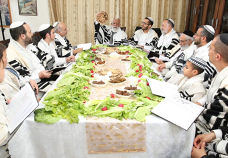 האם מותר, בערב פסח טרם כניסת החג, להנציח בצילום משפחתי על רקע השולחן הסדר כמנהג העדה?