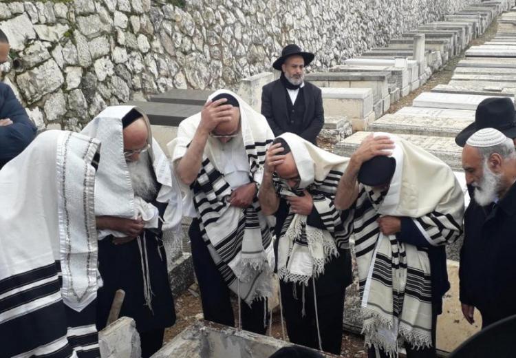מהם אופני הקריעה על המת, עפ"י מנהג יהודי תימן? היש קשר בין ברכת 'דיין האמת' לקריעה?